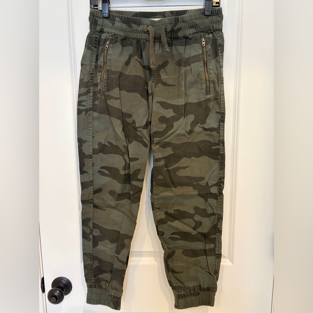 TNA ARITZIA Women’s Camouflage Cargo Pants